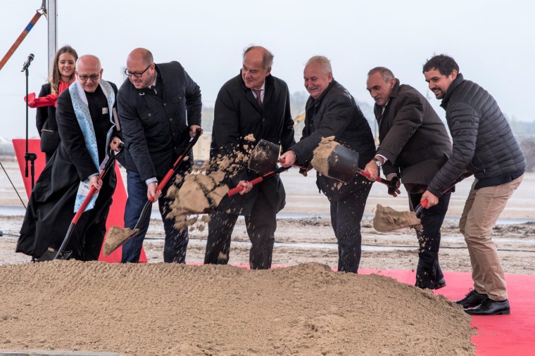 Symbolicznym wbiciem łopaty Grupa EGGER zainicjowała budowę fabryki płyt wiórowych w Biskupcu (fot. Egger) Symbolicznym wbiciem łopaty Grupa EGGER zainicjowała budowę fabryki płyt wiórowych w Biskupcu
