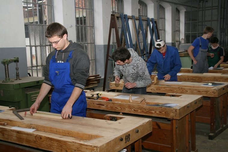 Uczniowie startujący w konkursie "Sprawny w Zawodzie: Stolarz i Technik Technologii Drewna".