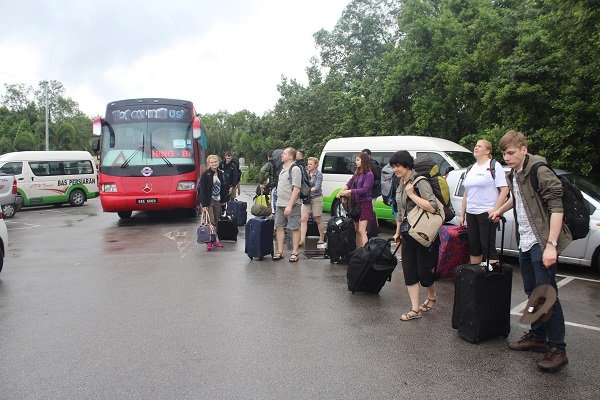 Rejsowy autobus dowiózł nas na przystań. Czekała nas jeszcze podróż łodzią do Parku Narodowego Bako, do którego niema dostępu drogą lądową.