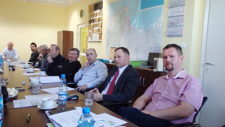 Od prawej inicjatorzy klastra: Steffen Zimny, prezes Steico sp. z o.o oraz Arkadiusz Gliniecki, Burmistrz Miasta Czarna Woda podczas spotkania inicjującego powstanie pomorskiego klastra drzewnego w Czarnej Wodzie.