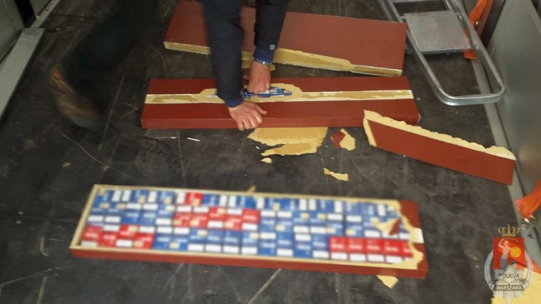 Przemycane papierosy ukryto w elementach mebli