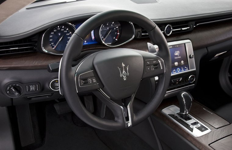 Drewno w kokpicie Maserati