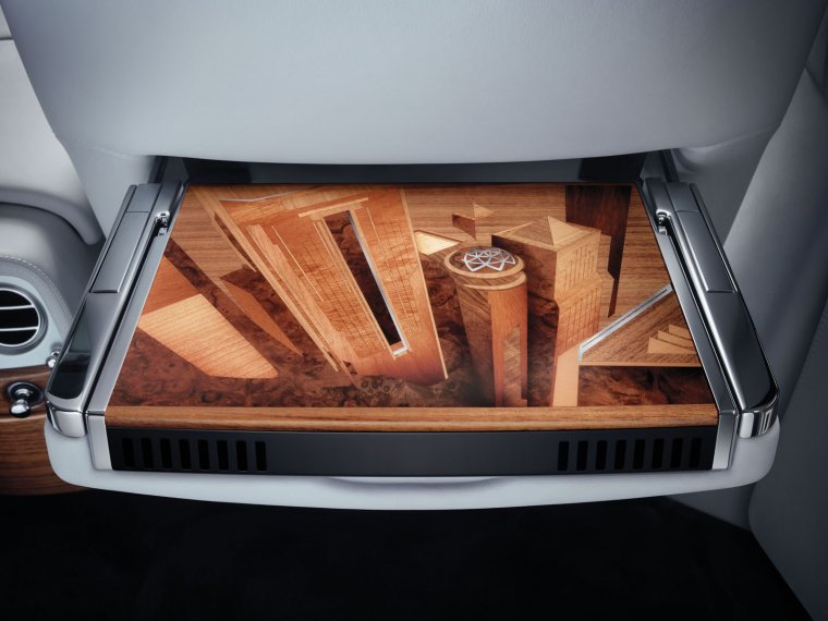 Intarsjowane elementy we wnętrzu Rolls-Royce