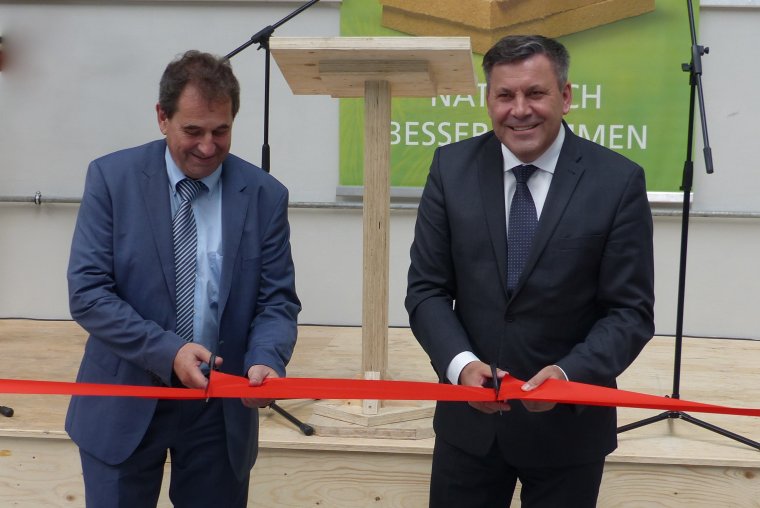 Prezes STEICO SE Udo Schramek i wicepremier Janusz Piechociński dokonują otwarcia zakładu produkcji STEICO LVL w CZarnej Wodzie