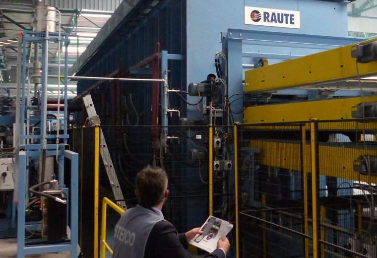 Prasa "na gorąco", w której sklejane są płyty LVL