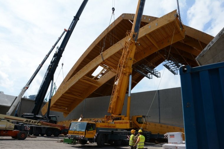 Budowa konstrukcji drewnianej magazynu śruty w Porcie Gdynia. Wyprodukowane przez FKD wiązary z drewna klejonego mają długość 40 m i wagę 10 ton. każdy. Do budowy magazynu wykorzystano ponad 2.000 m3 drewna.