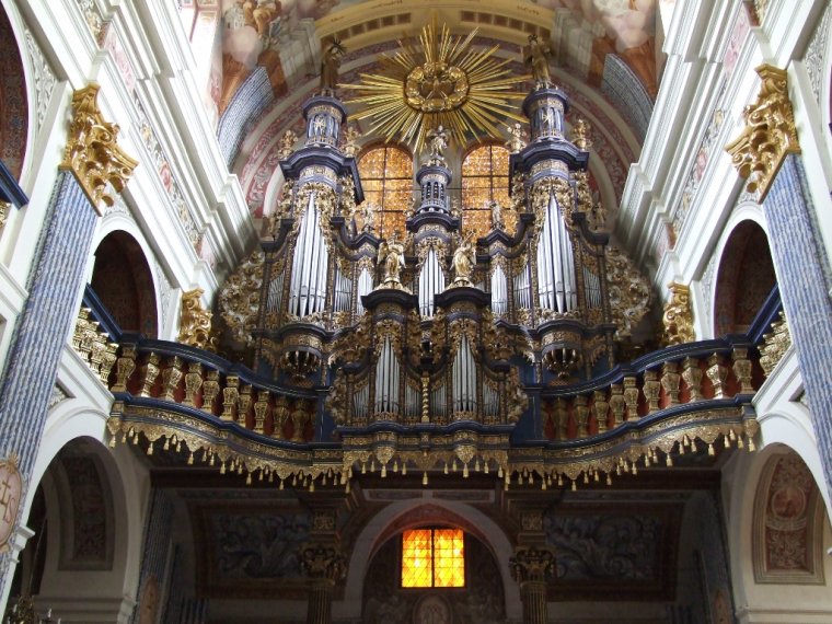 Organy Sanktuarium w Świętej Lipce - o bogato zdobionej szafie organowej z 1719r. słyną z figur aniołów z fanfarami i dzwoneczkami uruchamianych podczas gry