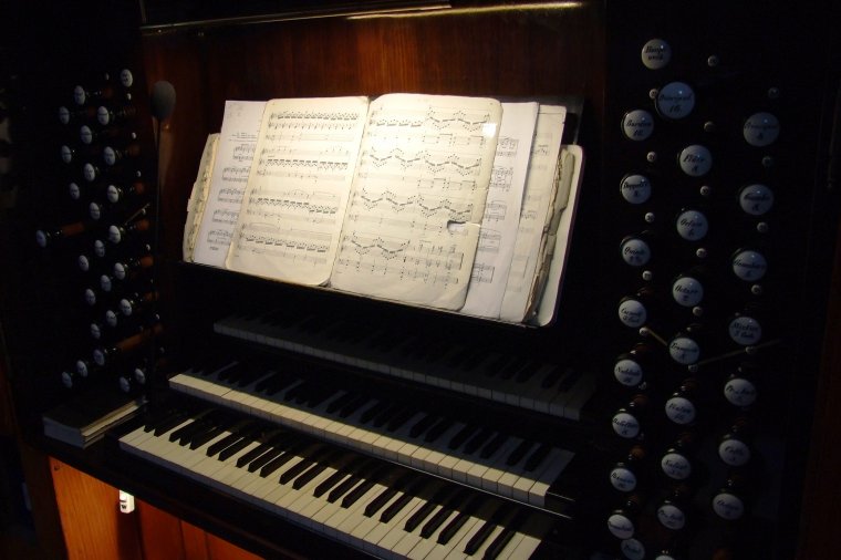 Stół gry organów z widocznymi manubriami - dźwigniami uruchamiającymi rejestry (głosy) organowe