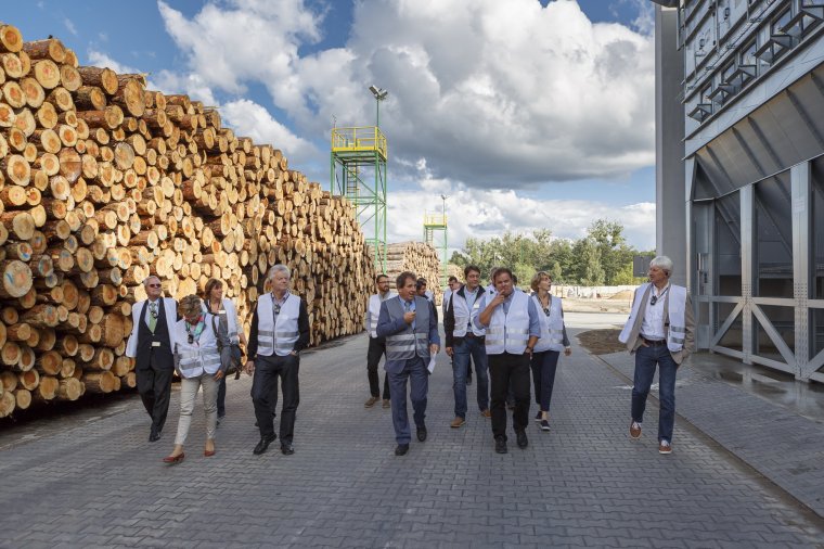 Udo Schramek, właściciel firmy STEICO, osobiście oprowadzał najważniejszych klientów po nowej fabryce w Czarnej Wodzie.