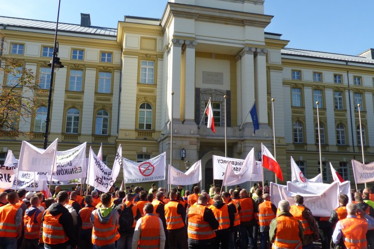 2. października przed kancelarią premiera protestowało prawie 3 tys. pracowników zakładów usług leśnych