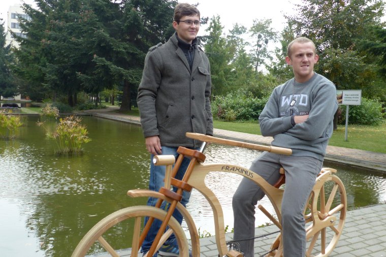 Zwycięzcy tegorocznej edycji konkursu Zbuduj Rower z Drewna: Kacper Manikowski i Sławomir Michalski i ich Fraxinus
