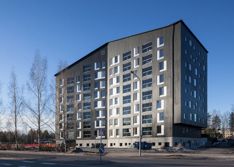 Frontową elewację budynku pomalowano kolorem typowym dla budynków w Finlandii