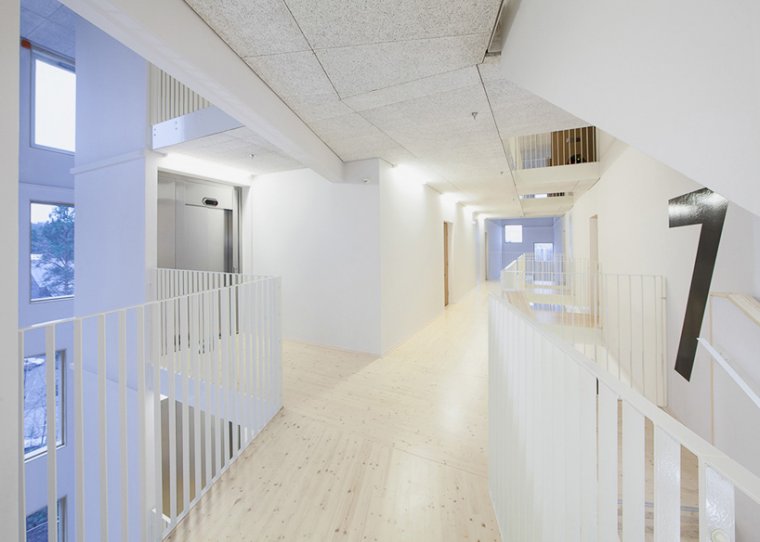 Klatki schodowe apartamentowca zaprojektowane tak by nie przytłaczały