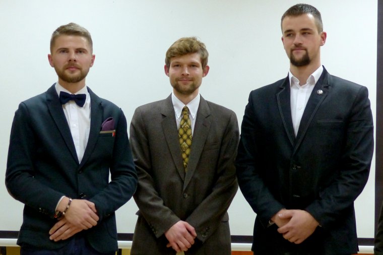 Laureaci stypendium od lewej: Bartłomiej Sijka, Mateusz Modrzejewski, Adam Milczarek