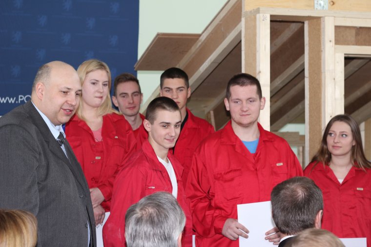 Uczniowie Państwowych Szkół Budownictwa, pod okiem Marcina Paczyńskiego z firmy STEICO (pierwszy z lewej), zbudowali model szkoleniowy domu energooszczędnego, który będzie wykorzystywany podczas szkoleń w AKADEMII STEICO. Ich zaangażowanie zostało nagrodz