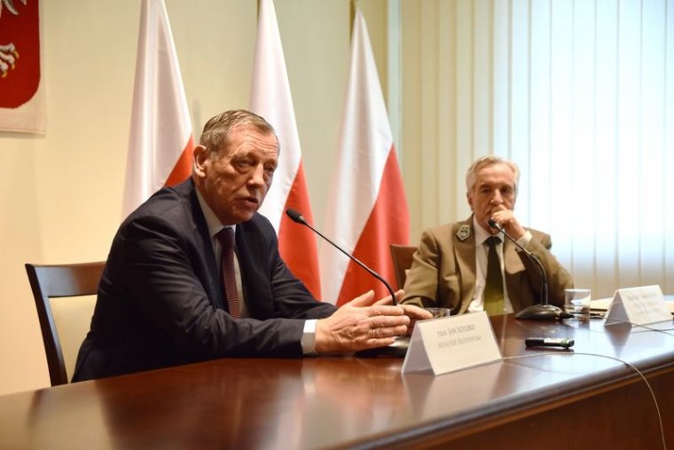 Jan Szyszko i Konrad Tomaszewski odpowiadają na pytania dziennikarzy