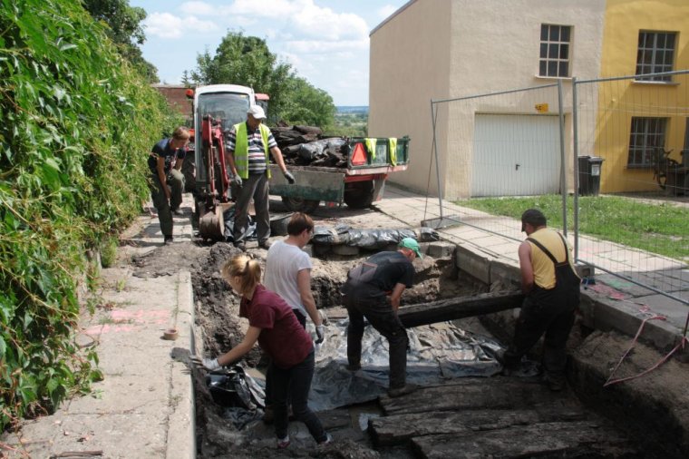 Archeolodzy badają średniowieczny drewniany trakt w Gniewie