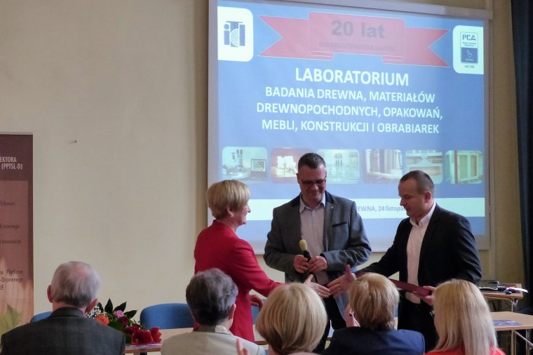 Dyrektor ITD dr Ewa Ratajczak odbiera gratulacje z okazji XX-lecia akredytowanej działalności Laboratorium 