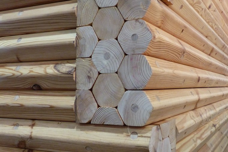Interesująca technologia konstrukcji ścian z drewna opracowana przez Hexagon Massiv Holz