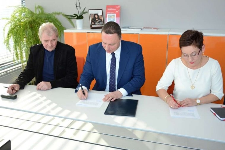 Zygmunt Dmochewicz, Prezes Zarządu Warmińsko Mazurskiego Klastra Meblowego, Grzegorz Smoliński, Prezes Zarządu WMSSE oraz Małgorzata Sobieska zu Schwarzenberg, Wiceprezes Zarządu WMSSE podpisują  zezwolenie na prowadzenie działalności strefy ekonomicznej