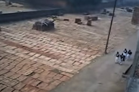 Proces suszenia fornirów na słońcu w jednym z indyjskich zakładów produkcji sklejki