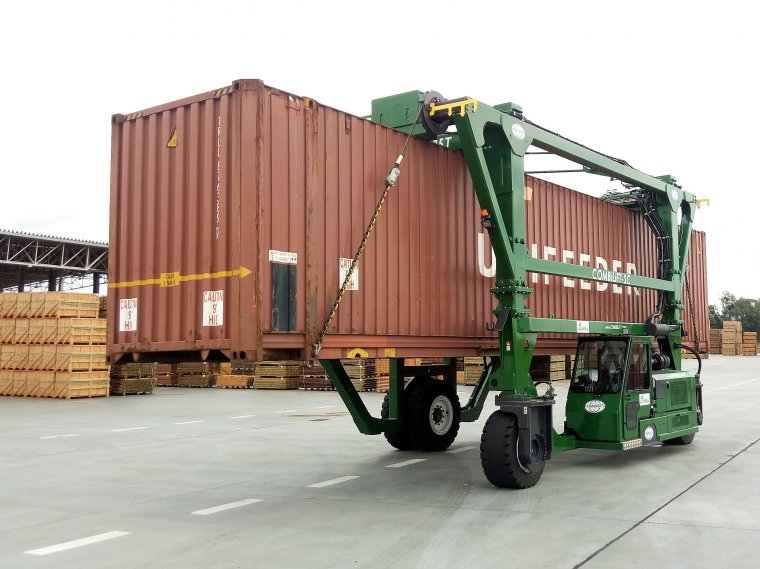 Kontenery na terenie zakładu transportowane są specjalnymi pojazdami typu "rampa.
