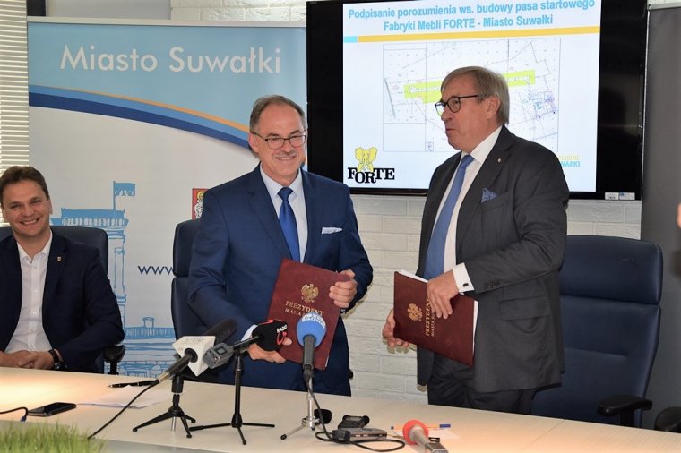 Czesław Renkiewicz, Prezydent Suwałk i Maciej Formanowicz, Prezes Zarządu Fabryk Mebli Forte SA podpisali umowę dotyczącą rozbudowy lotniska
