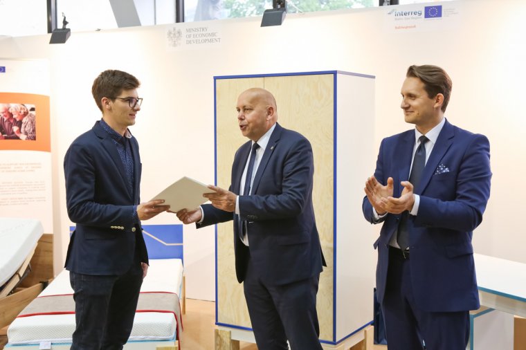 Wyprodukowane podczas akcji meble przekazane zostały fundacji Caritas