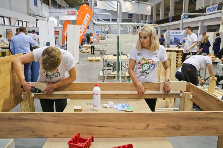 Międzynarodowa grupa studentów zaprojektowała i wyprodukowała meble dla dzieci i seniorów