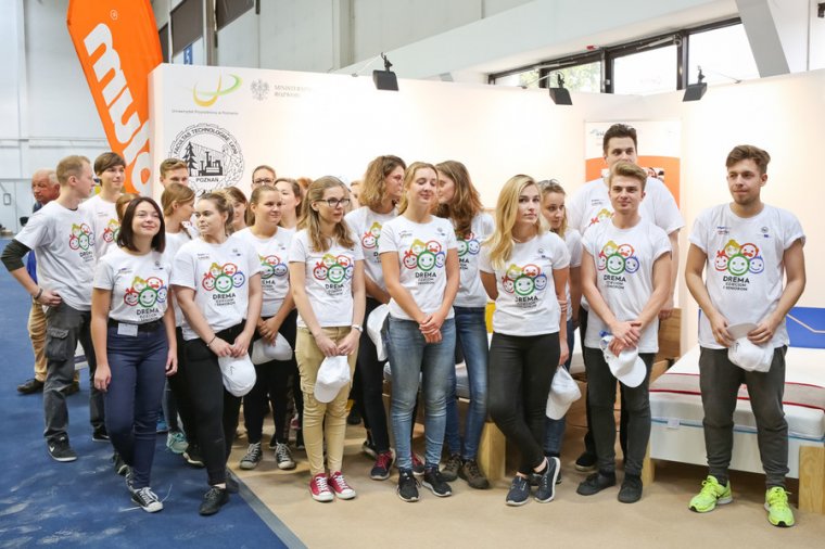 Międzynarodowa grupa studentów zaprojektowała i wyprodukowała meble dla dzieci i seniorów