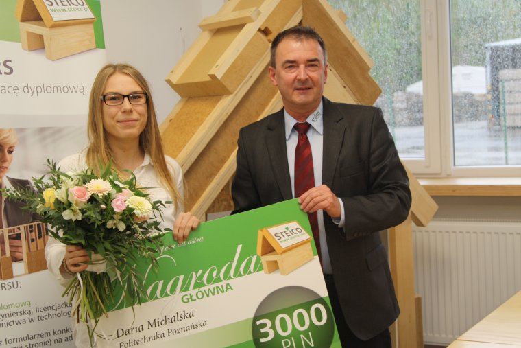 Nagrodę w wysokości 3 tys. zł Darii Michalskiej, autorce zwycięskiej pracy tegorocznej edycji konkursu, wręczył Waldemar Motyka, wiceprezes zarządu STEICO CEE Sp. z o.o.