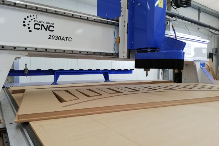 Ploter frezujący CNC 2030 ATC z przystawką do drzwi