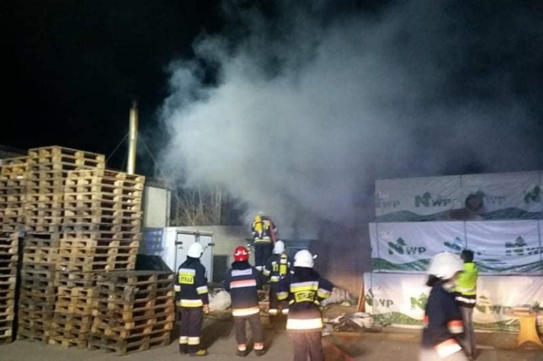 Pożar silosu z trocinami w Raciniewie