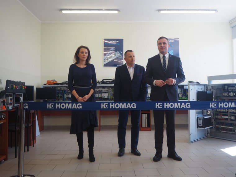 Oficjalne przekazanie szaf sterujących.  Od lewej: Dyrektor ZSR w Środzie Wlkp. Ewelina Zawielak, Starosta Średzki Ernest Iwańczuk, Prezes HOMAG Polska Maciej Stajewski.