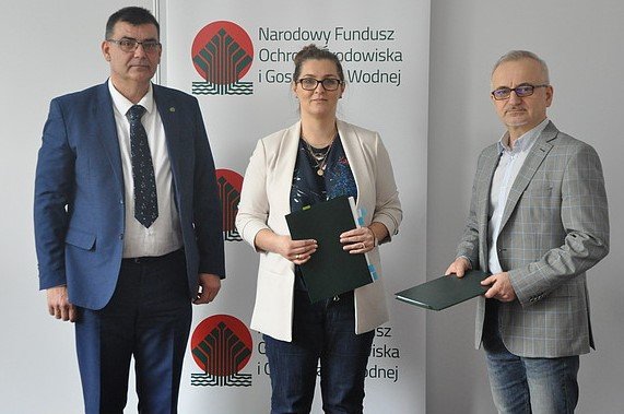 Od lewej stoją: Kierownik projektu „Zagrożenia ekosystemów leśnych - klęski i przeciwdziałanie” Artur Sawicki, p.o. Dyrektora Departamentu Ochrony Przyrody i Edukacji Ekologicznej NFOŚiGW Katarzyna Zaczek oraz Dyrektor IBL prof. dr hab. Jacek Hilszczański