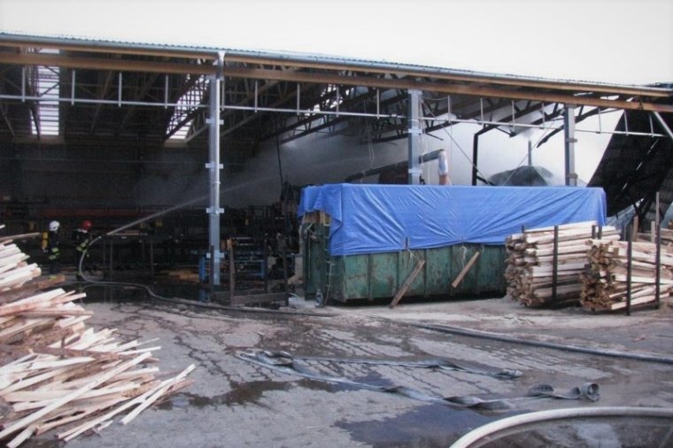 Pożar w zakładzie produkcji palet w Kozłach