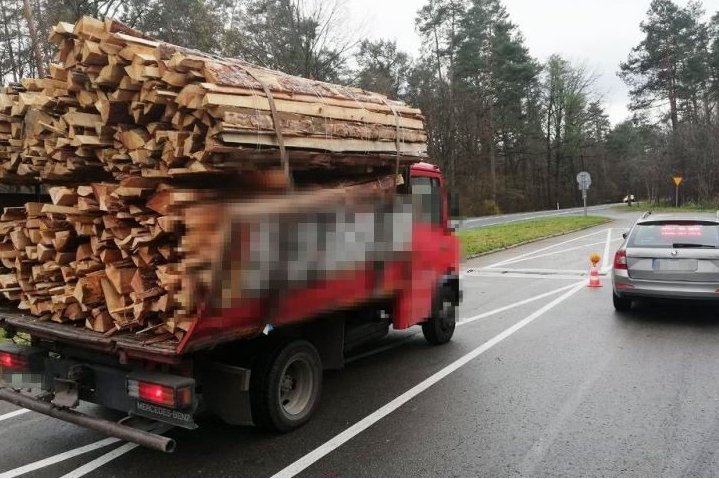 5 ton za dużo ważył samochód dostawczy, który przewoził drewno opałowe