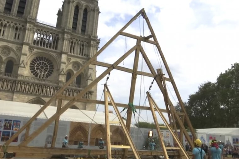 Pokaz średniowiecznych technik ciesielskich podczas odbudowy katedry Notre Dame