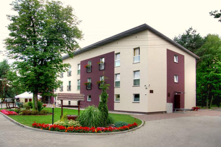 Hotel Iskra w Mierzęcicach wybudowany został w technologii modułów prefabrykowanych z drewna