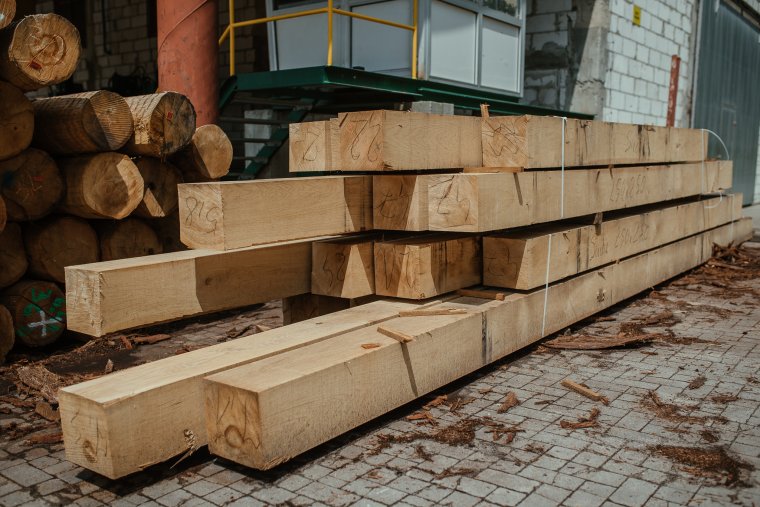 Kantówki dębowe jako idealny materiał konstrukcyjny
