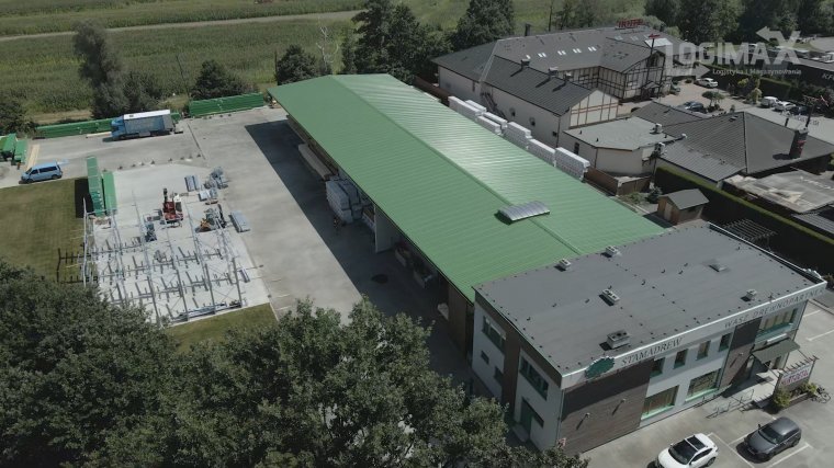 Wyposażenie magazynu w regały wspornikowe na blaty i płytę meblową