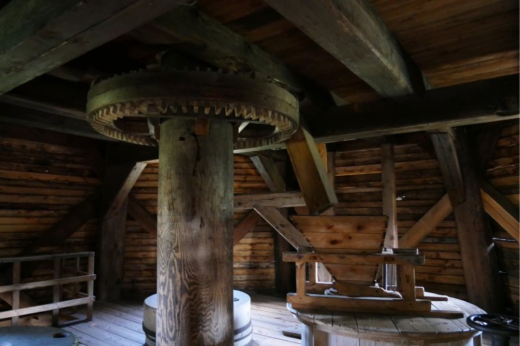 Wnętrze wiatraka typu holenderskiego / Skansen w Olsztynku