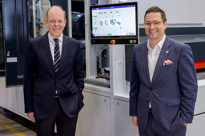Christoph Giese, dyrektor zarządzający Karl Heesemann Maschinenfabrik i Frederik Meyer, wiceprezes wykonawczy jednostki biznesowej HOMAG Obróbka CNC.