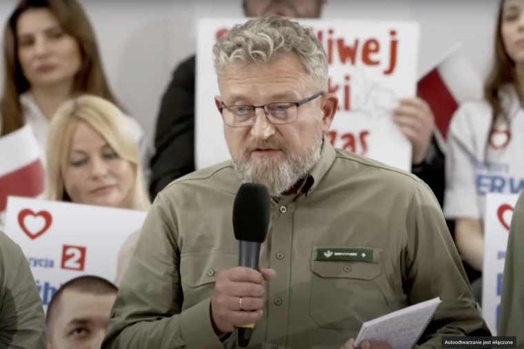Witold Koss podczas wystąpienia w Płocku