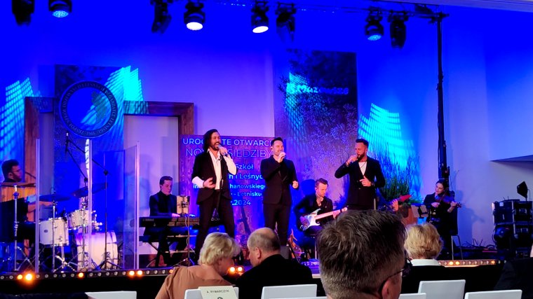 Uroczystość otwarcia szkoły uświetnił koncert Warszawskiej Opery Kameralnej, w tym zespołu Tre Voci