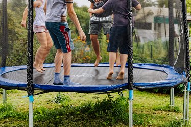 Trampoliny ogrodowe: Jak wybrać najlepszą opcję dla swojego ogrodu?