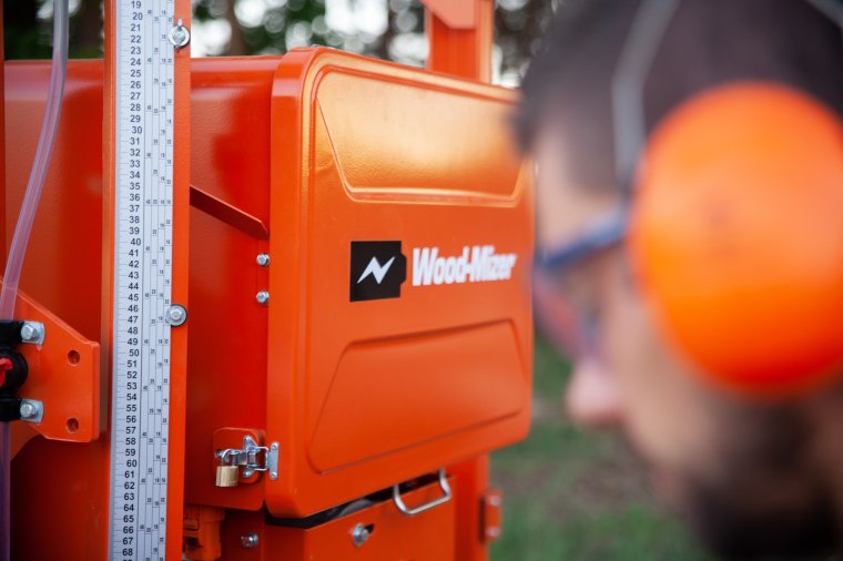 Dzięki szerokiej gamie jednostek napędowych, w tym benzynowej, wysokoprężnej, elektrycznej, a teraz także akumulatorowej, trak LT15WIDE staje się synonimem wszechstronności, spełniając potrzeby każdego użytkownika.