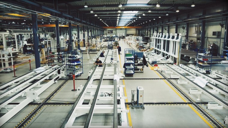 Inwestycja w Środzie Wielkopolskiej jest częścią strategii HOMAG Groupy. To nie. tylko mowa hala produkcyjna, lecz kompleksowe przedsięwzięcie oparte na idei skupienia całej działalności w Polsce „pod jednym dachem”
