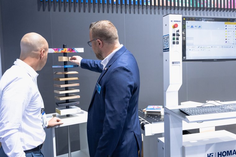 Podczas targów LIGNA nie mogło zabraknąć maszyny EDGETEQ P-200, umożliwiającej wykonywanie cyfrowego nadruku na obrzeżu