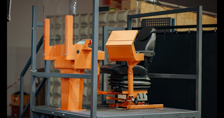 WM2500 wyposażony jest w stację sterującą na podwyższeniu wraz z ergonomicznymi udogodnieniami